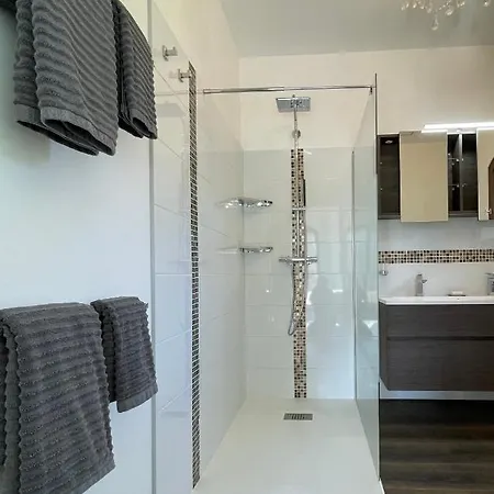 Monti Luxury With Pool Sleeps 6 Вилла Ментона