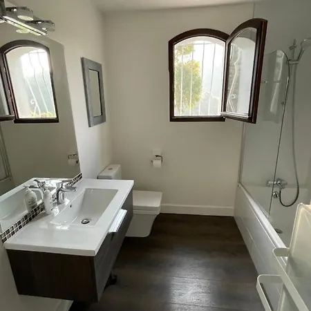 Villa Villa-Monti Luxury Villa With Private Pool, Fully Air Conditioned Bedrooms, 5 Star Superhosts! Menton