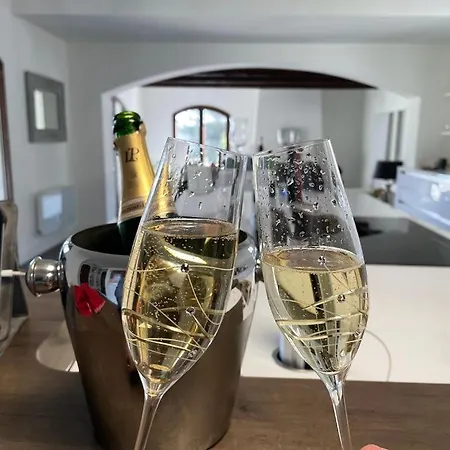 Villa Villa-Monti Luxury Villa With Private Pool, Fully Air Conditioned Bedrooms, 5 Star Superhosts! Menton