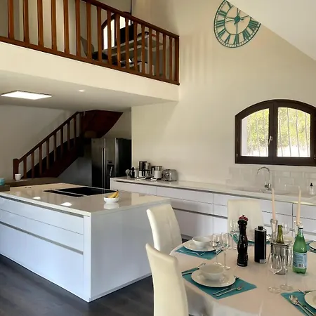 Villa-Monti Luxury Villa With Private Pool, Fully Air Conditioned Bedrooms, 5 Star Superhosts!