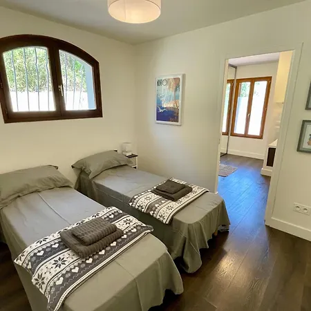 Villa-Monti Luxury Villa With Private Pool, Fully Air Conditioned Bedrooms, 5 Star Superhosts! Villa *