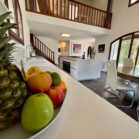 Villa-Monti Luxury Villa With Private Pool, Fully Air Conditioned Bedrooms, 5 Star Superhosts!